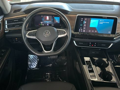 Used 2025 Volkswagen Atlas SE FWD image 13