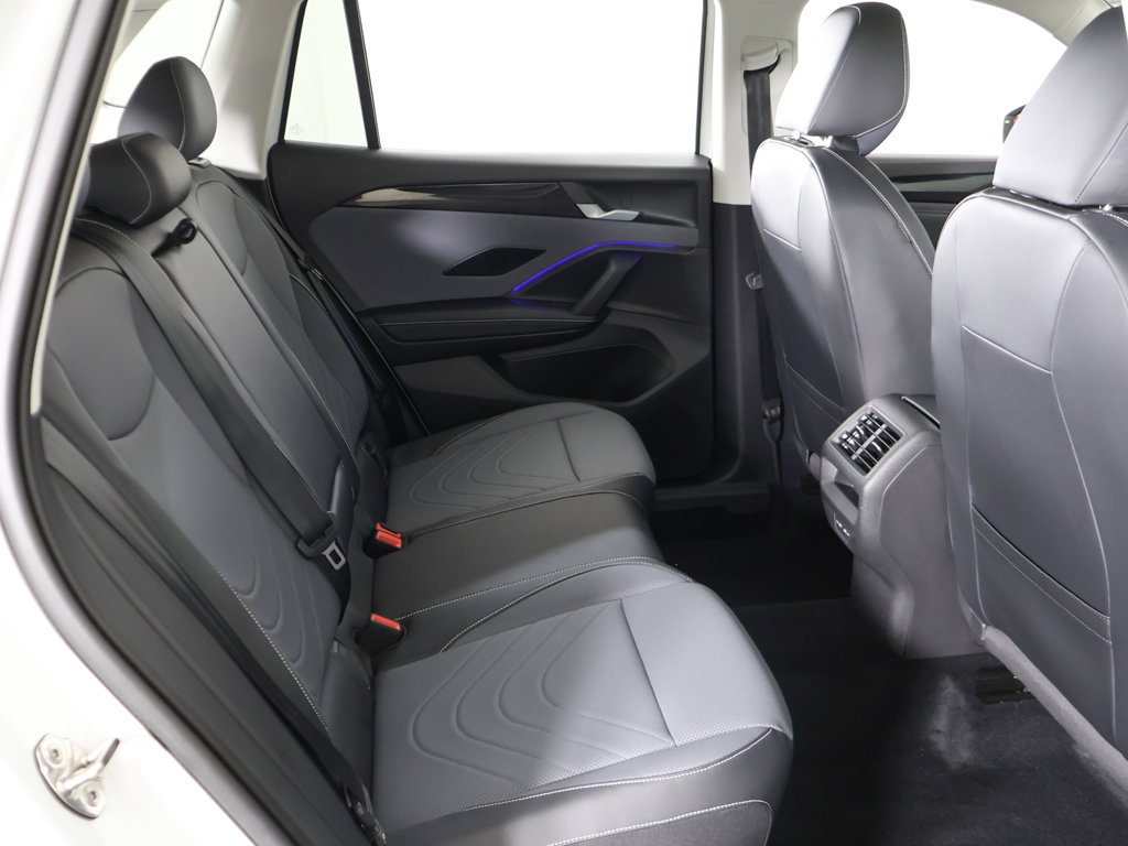 Used 2025 Volkswagen Tiguan SE w/ Panoramic Sunroof Package AWD/4WD image 35