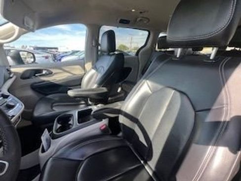 Used 2023 Chrysler Pacifica Touring-L image 18