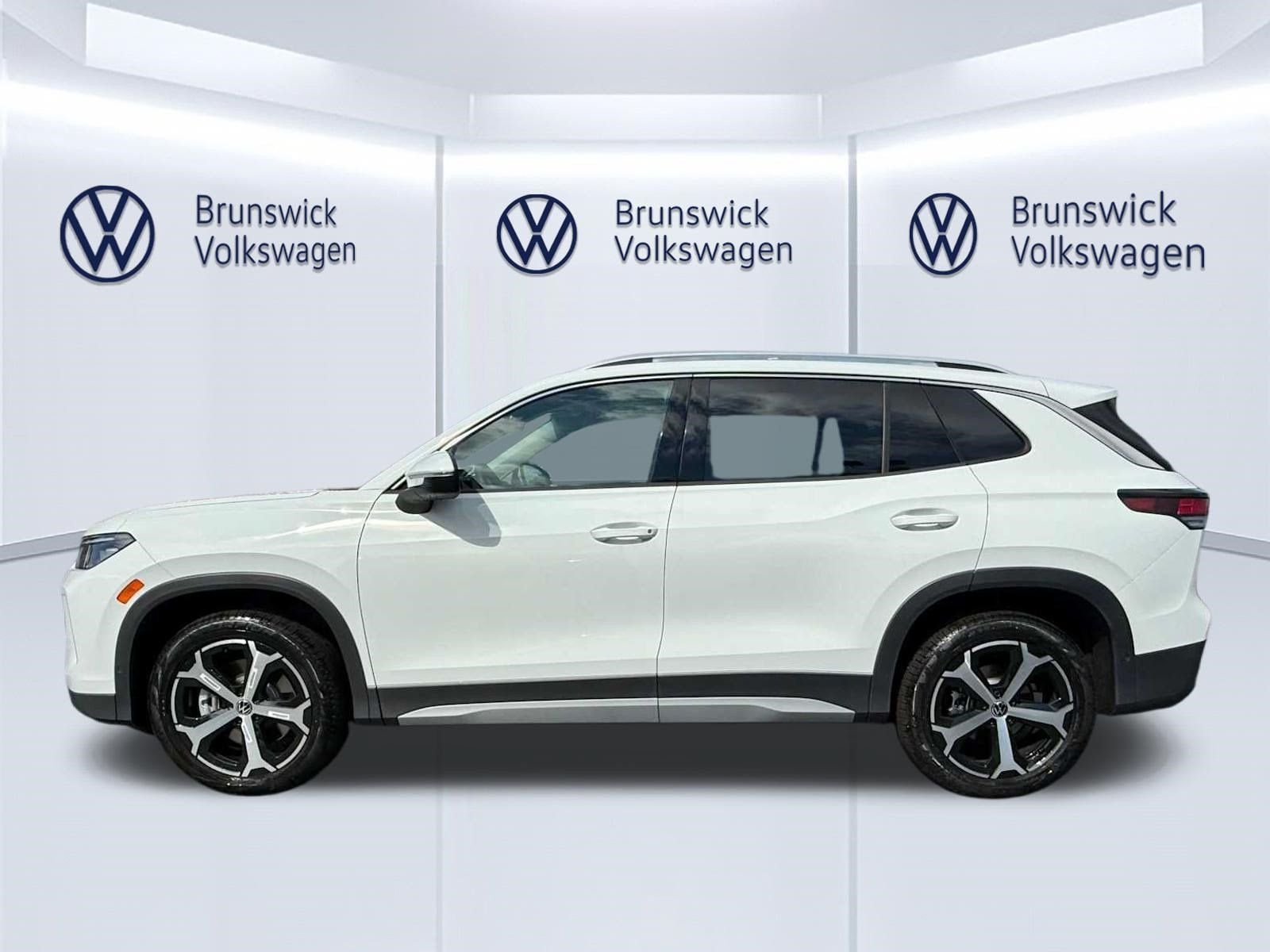 New 2026 Volkswagen Tiguan SE AWD/4WD image 3