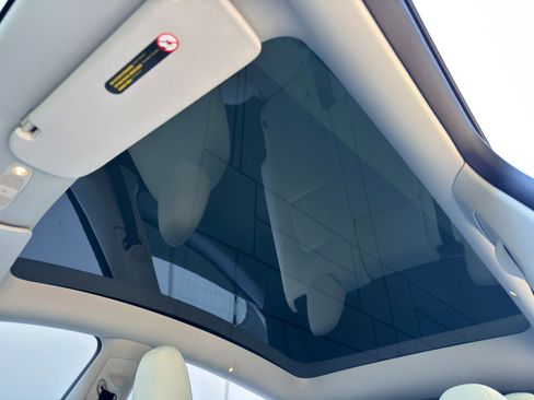 Used 2024 Tesla Model Y Long Range RWD image 12