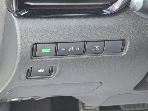 Used 2025 Nissan Sentra SV FWD image 8