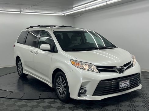 Used 2020 Toyota Sienna XLE w/ XLE Navigation Package image 2