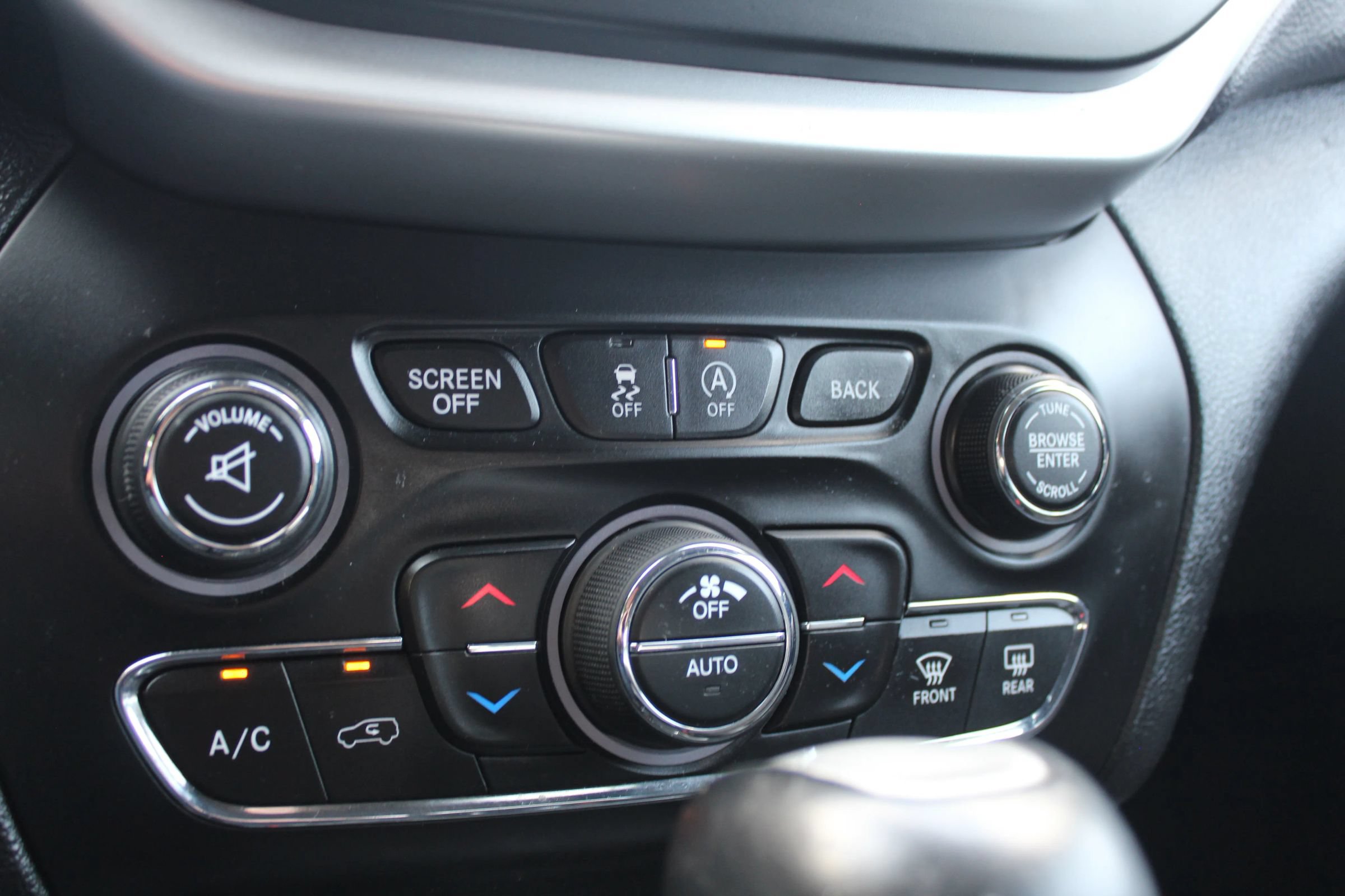 Used 2018 Jeep Cherokee Trailhawk AWD/4WD image 32