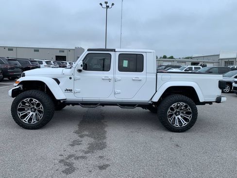 Used 2021 Jeep Gladiator Overland AWD/4WD image 3