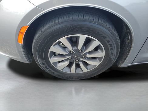 Used 2021 Chrysler Pacifica Touring-L FWD image 26
