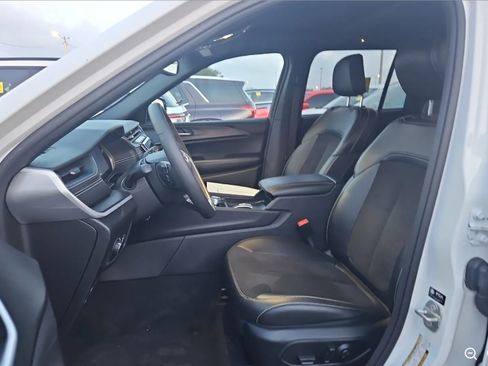 Used 2024 Jeep Grand Cherokee Altitude AWD/4WD image 8