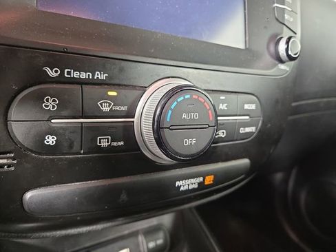 Used 2018 Kia Soul + image 18