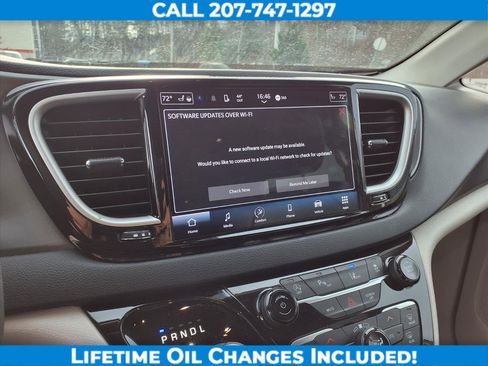 Used 2023 Chrysler Pacifica Touring-L image 18