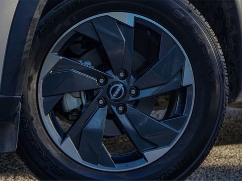 Used 2024 Nissan Rogue SV image 2