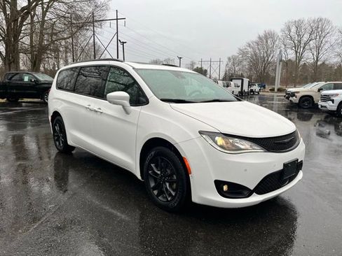Used 2020 Chrysler Pacifica Touring-L w/ Advanced Safetytec Group image 4