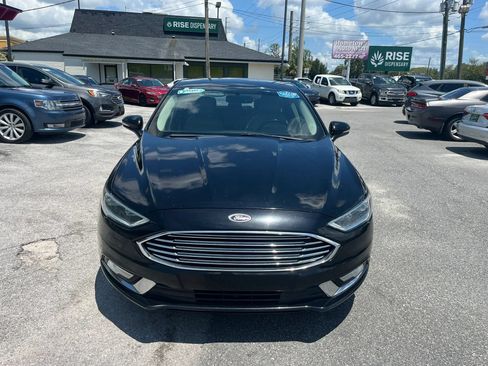 Used 2017 Ford Fusion SE w/ Fusion SE Technology Package FWD image 2
