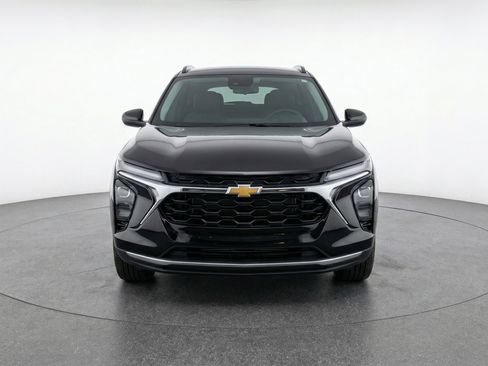 Used 2025 Chevrolet Trax LT w/ LT Convenience Package image 2