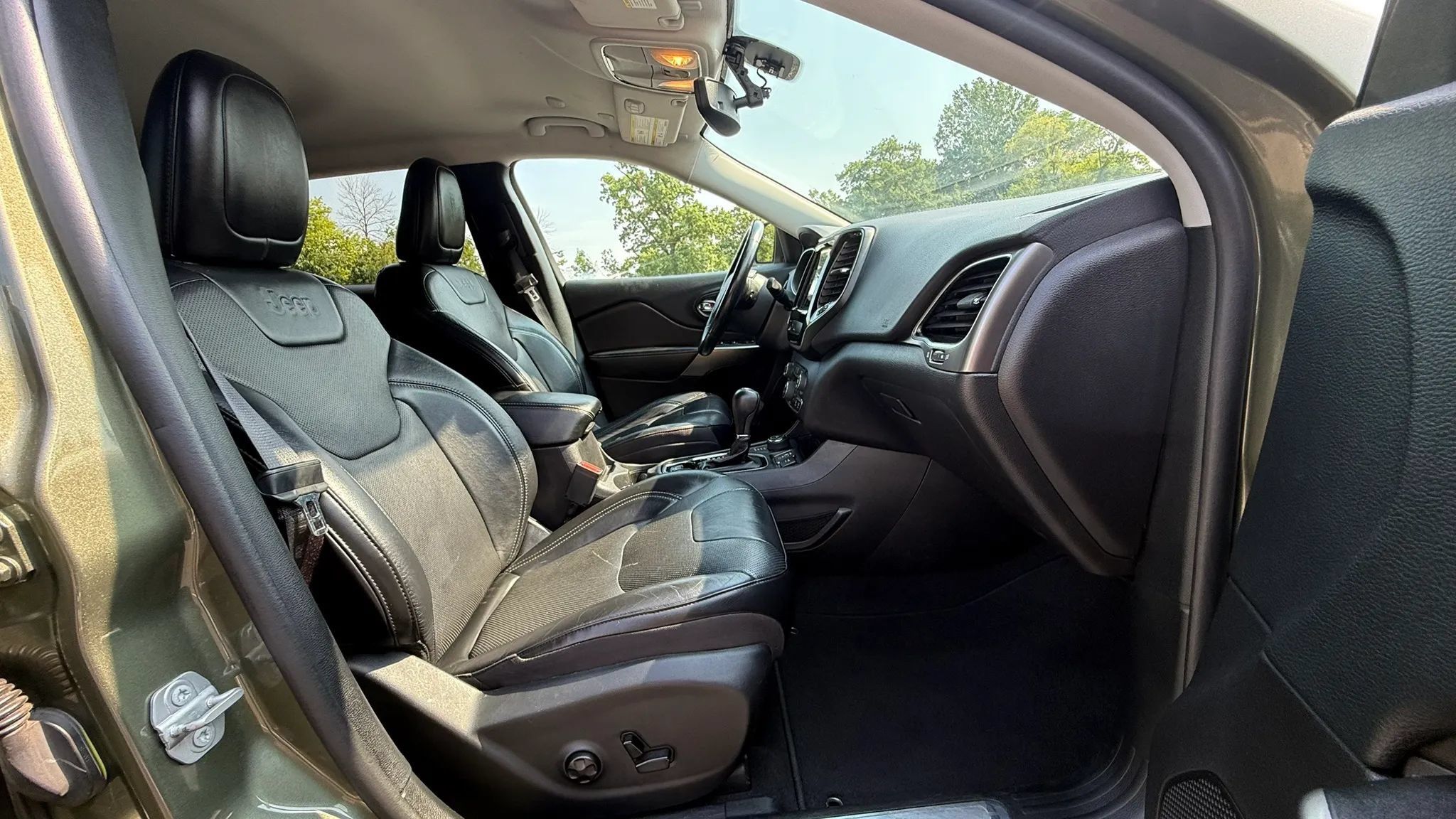 Used 2020 Jeep Cherokee Limited AWD/4WD image 38