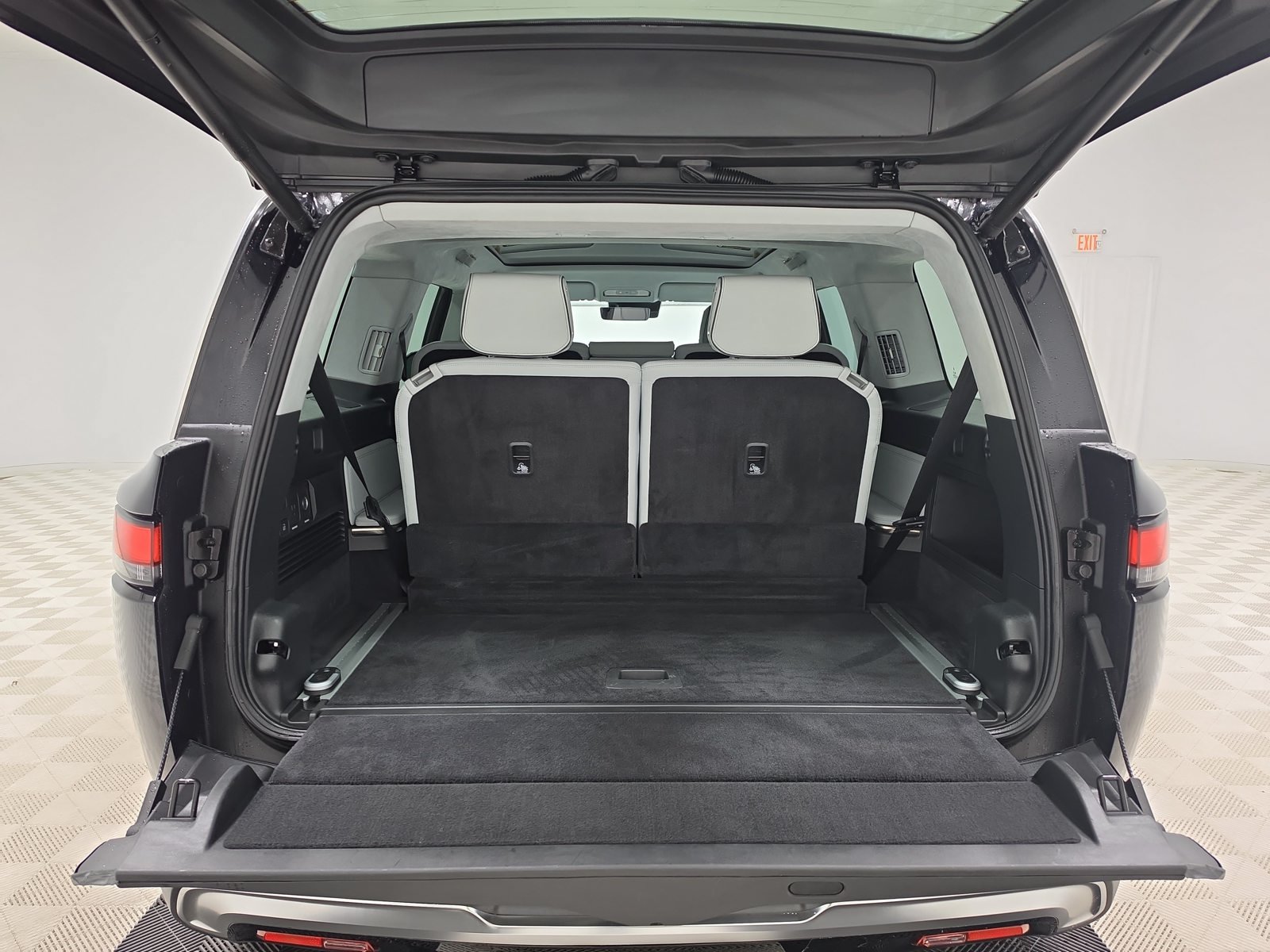 Used 2025 Rivian R1S Adventure Dual AWD/4WD image 15