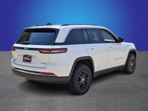 Used 2023 Jeep Grand Cherokee Laredo AWD/4WD image 4