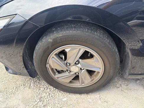 Used 2025 Hyundai Elantra SE FWD image 11