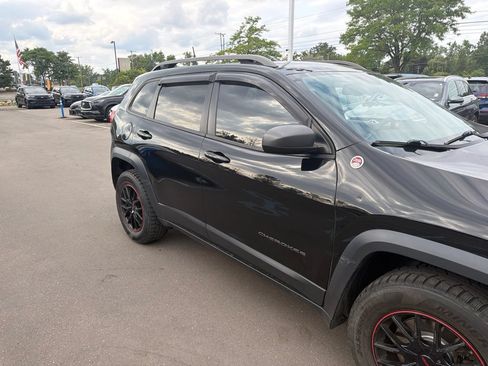 Used 2018 Jeep Cherokee Trailhawk w/ Comfort & Convenience Group AWD/4WD image 3