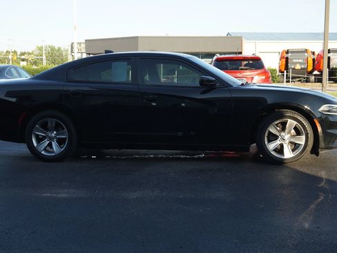 Used 2015 Dodge Charger SXT RWD image 4