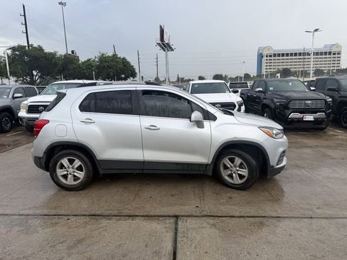 Used 2019 Chevrolet Trax LT w/ LT Convenience Package FWD image 3