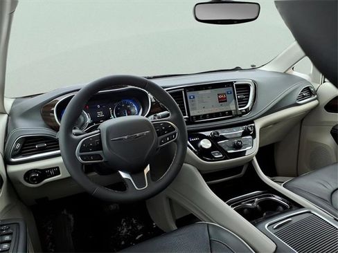 Used 2023 Chrysler Pacifica Limited image 9
