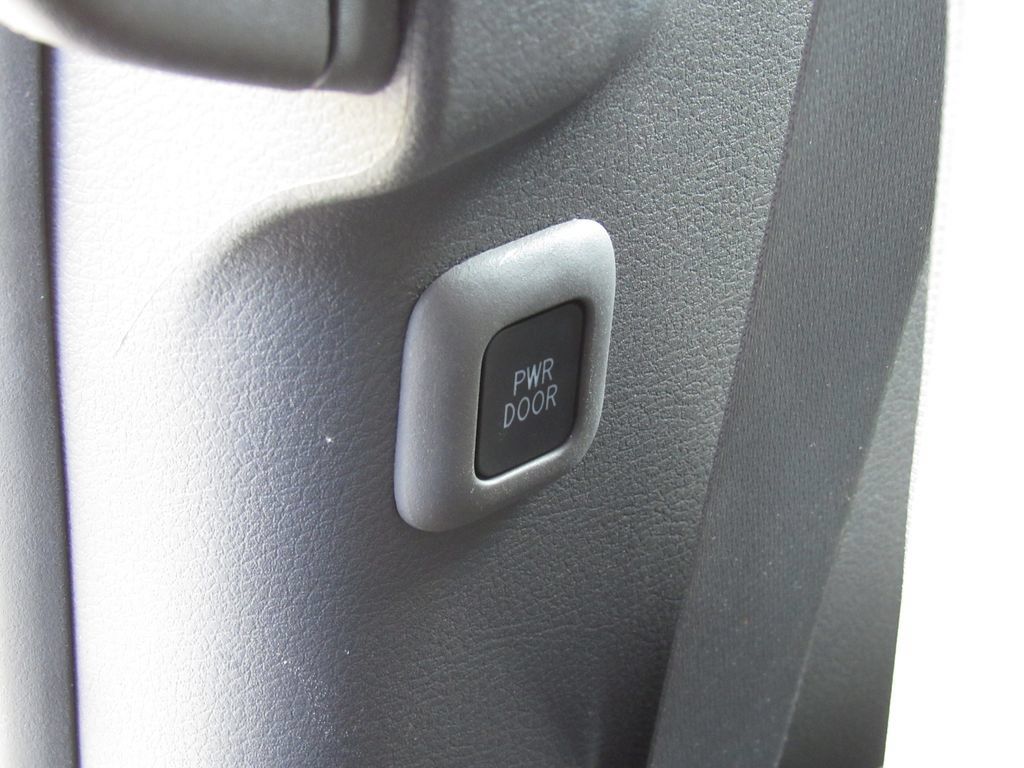 Certified 2024 Toyota Sienna XLE FWD image 35