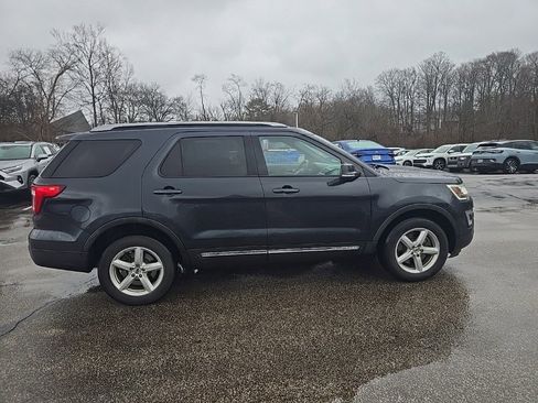 Used 2017 Ford Explorer XLT w/ Equipment Group 202A image 2