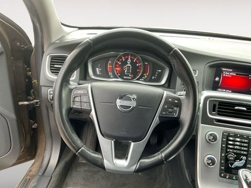 Used 2018 Volvo V60 T5 Cross Country image 12