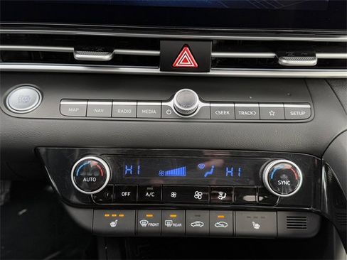 Used 2023 Hyundai Elantra Limited image 12