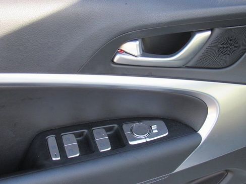 Used 2025 Genesis G70 2.5T image 12