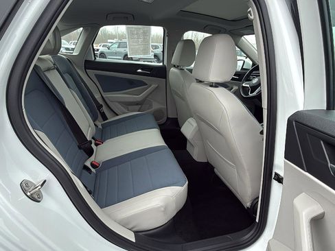 Used 2025 Volkswagen Jetta SE w/ Sunroof Package image 18