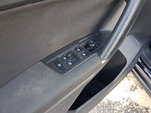 Used 2018 Volkswagen Tiguan S FWD image 12
