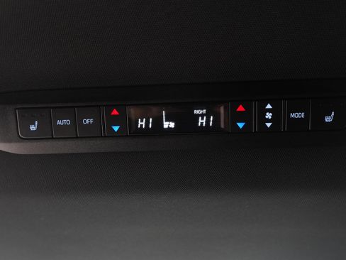 Used 2025 Toyota Sienna Platinum image 25