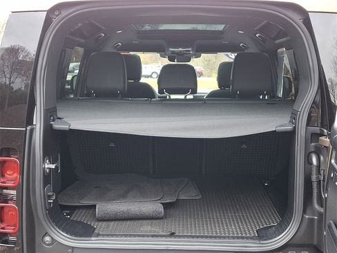 Used 2024 Land Rover Defender 110 X-Dynamic SE image 28