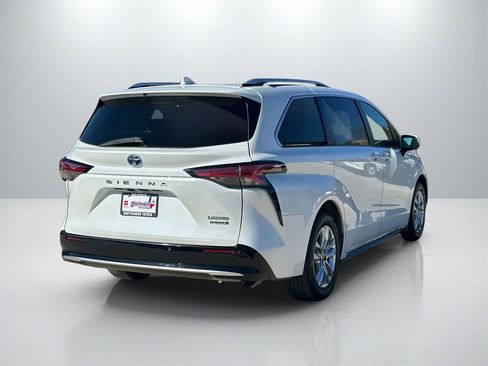 Used 2022 Toyota Sienna Limited image 5