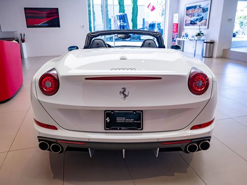 Used 2016 Ferrari California T RWD image 5