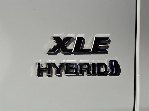 Used 2022 Toyota RAV4 XLE image 9