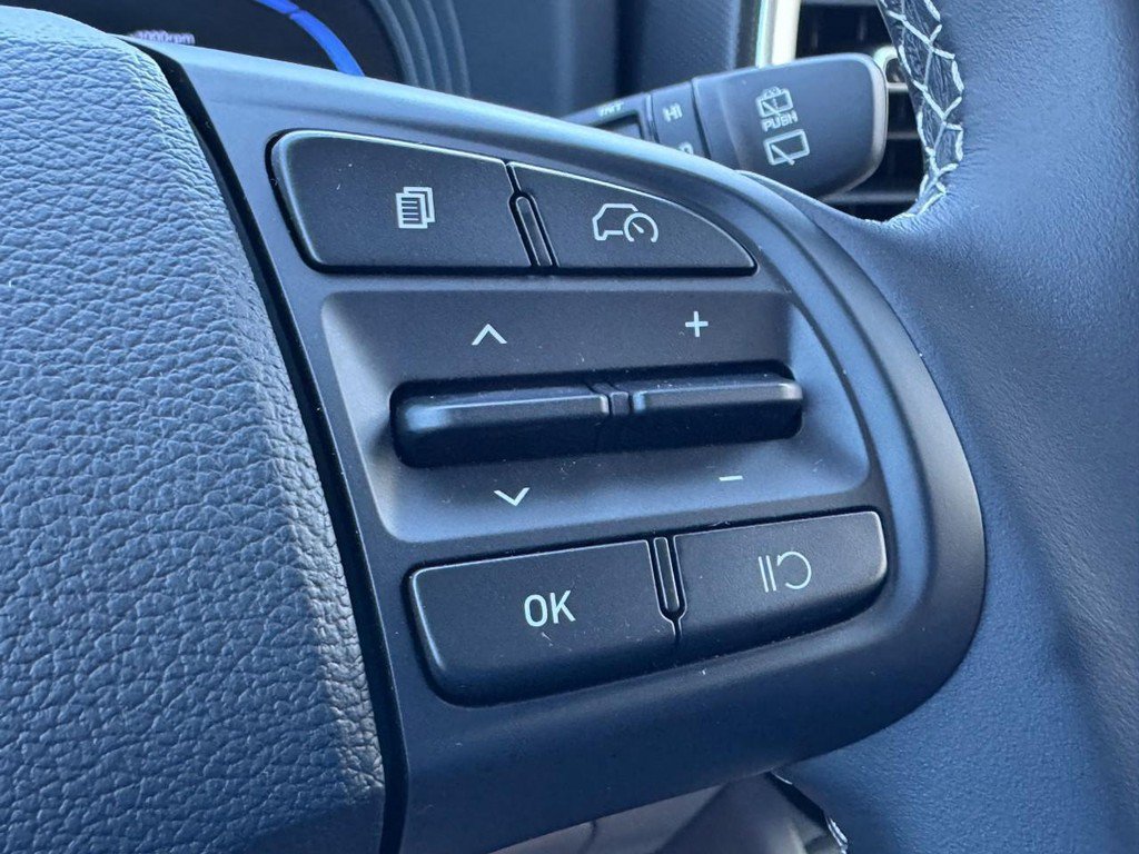 Certified 2025 Hyundai Venue SEL FWD image 18