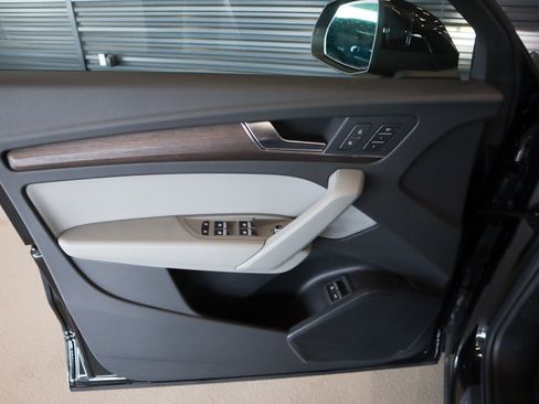 Used 2024 Audi Q5 e Premium w/ Convenience Package image 29