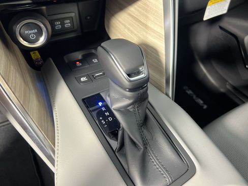 New 2024 Toyota Venza Limited image 25