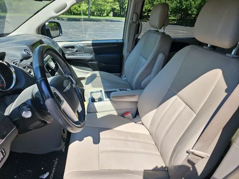 Used 2015 Chrysler Town & Country Touring w/ Driver Convenience Group FWD image 18