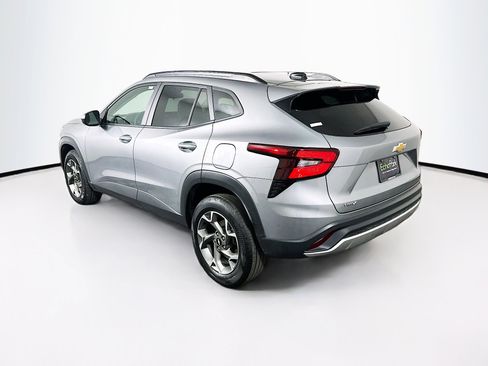 Used 2025 Chevrolet Trax LT w/ LT Convenience Package image 5