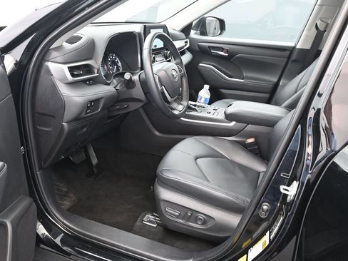 Used 2025 Toyota Highlander XLE AWD/4WD image 16