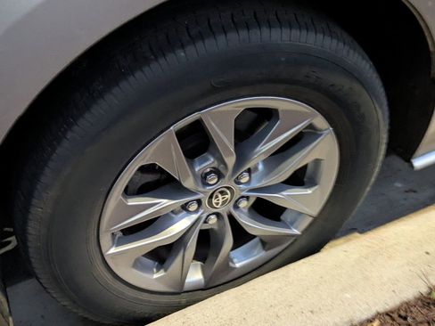 Used 2024 Toyota Sienna XLE image 9