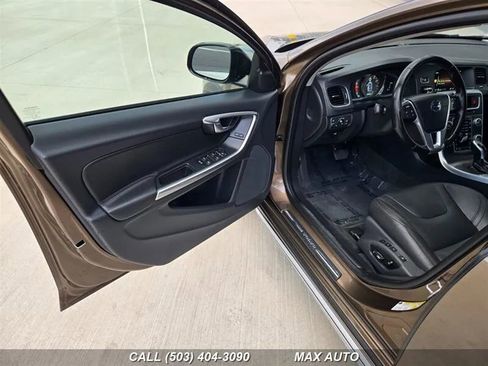 Used 2016 Volvo V60 T5 Cross Country w/ Convenience Package image 10
