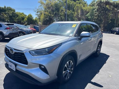 Used 2022 Toyota Highlander XLE FWD image 9