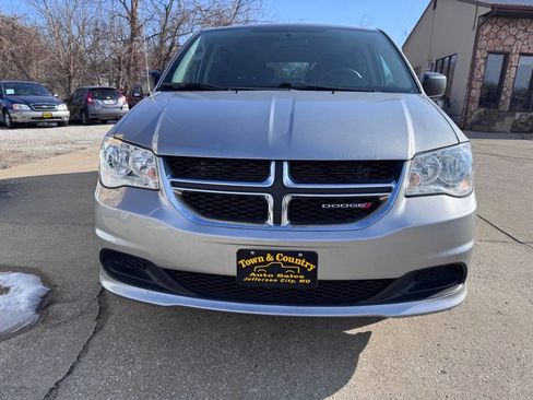 Used 2018 Dodge Grand Caravan SE image 2