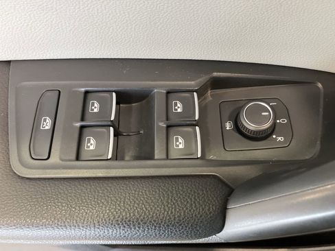 Used 2021 Volkswagen Tiguan SE image 12