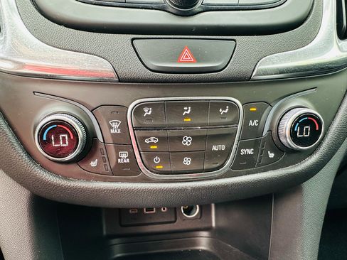 Used 2020 Chevrolet Equinox LT w/ Driver Convenience Package image 16