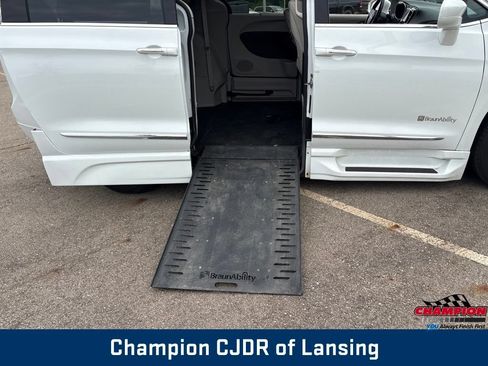 Used 2017 Chrysler Pacifica Touring-L Plus FWD image 17